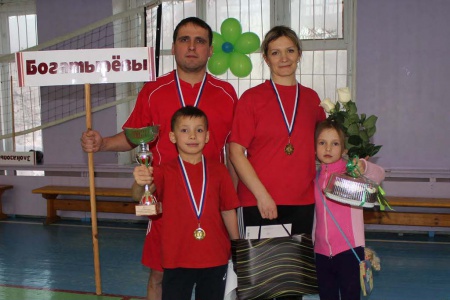 На стадионе «Горняк» в Североуральске прошел традиционный конкурс «Папа, мама, я – спортивная семья!»