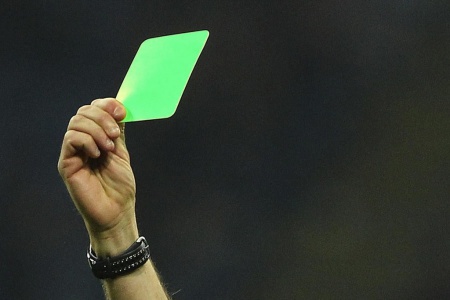 Итальянский футболист получил первую в мире зеленую карточку